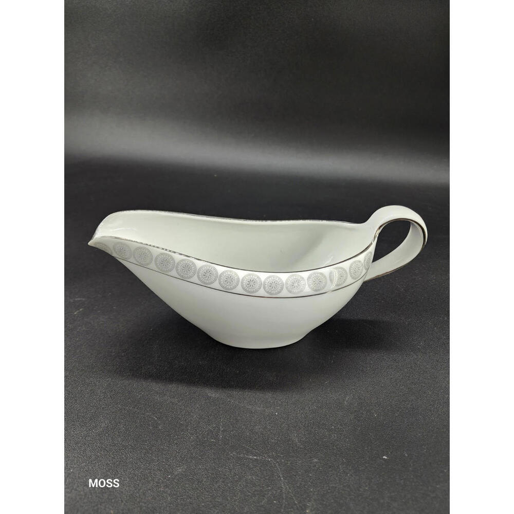 Fukugawa ariya handpainted Gravy Boat. pattern number 6906 with platnium circles